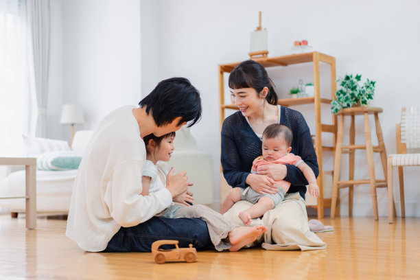 家人在家里度假图片下载