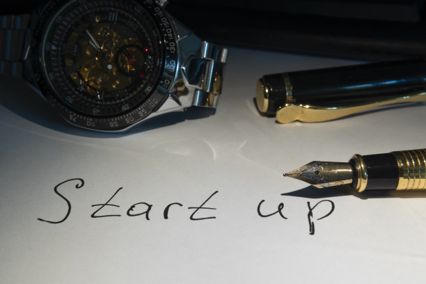 碑文是从一支钢笔开始的。书法。商业计划。笔,手表。业务的市场分析。计划目标和任务。成功男人的配饰。特写镜头。图片下载