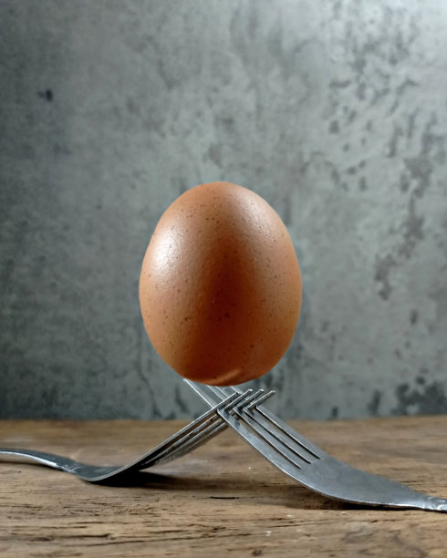 鸡蛋上叉悬浮技术图片下载