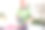 微笑着在熨衣板上熨烫衣服、手拿熨斗、看着镜头的老年男子的肖像图片下载