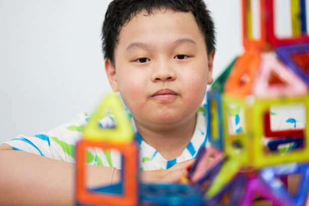 亚洲男孩在镜头前制作家庭玩具图片下载