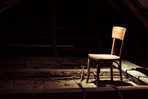 房子阁楼上那把吓人的旧椅子图片下载