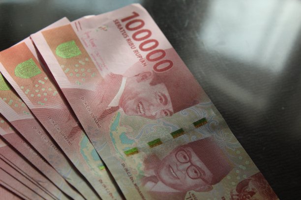 黑色背景的几十万印尼盾钞票图片下载