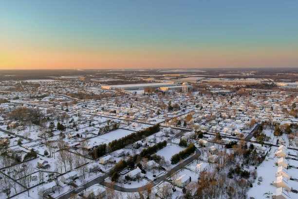 日落时，一场降雪后的小镇鸟瞰图图片下载