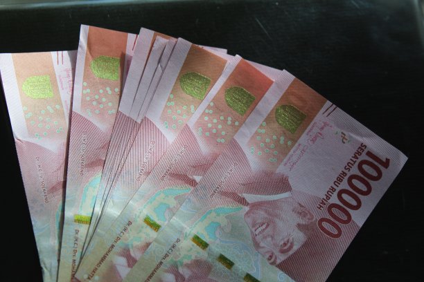 黑色背景的几十万印尼盾钞票图片下载