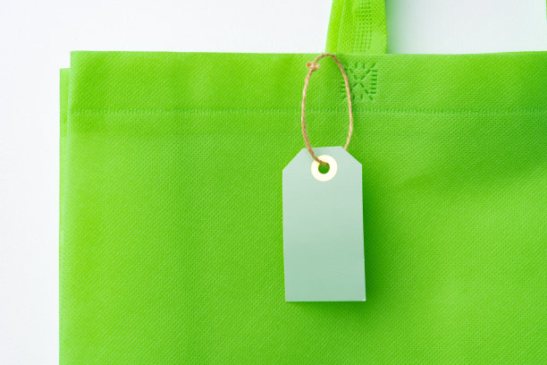 空白纸标签与购物者纸袋在白色背景图片下载