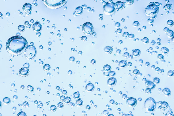 特写宏芦荟凝胶化妆品纹理蓝色背景气泡。图片下载