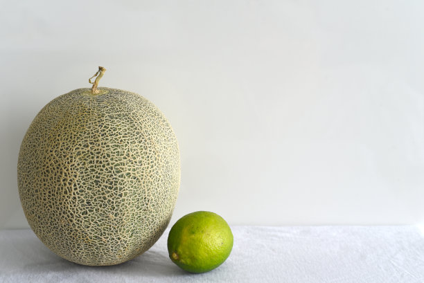 白底甜瓜和酸橙水果图片下载