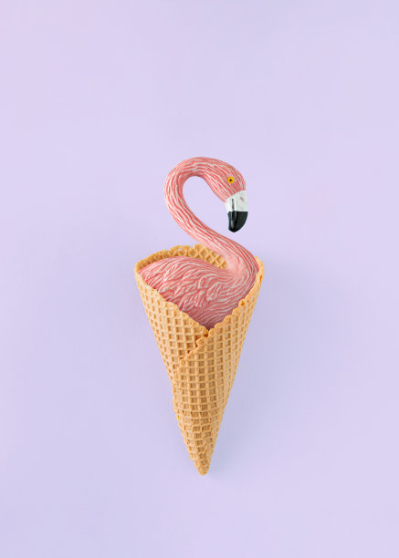 简约的夏季构图，在孤立的淡紫色背景上，火烈鸟站在冰淇淋蛋筒里。暑假的概念。前视图。图片下载