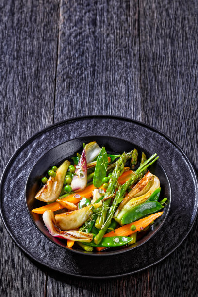 夏天蔬菜装在碗里的法式白鱼图片下载