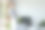 自信的千禧一代女商人双手交叉站在办公室窗户旁，对着镜头微笑。图片下载