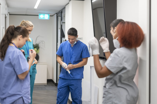 外科医生团队在手术前会面图片下载