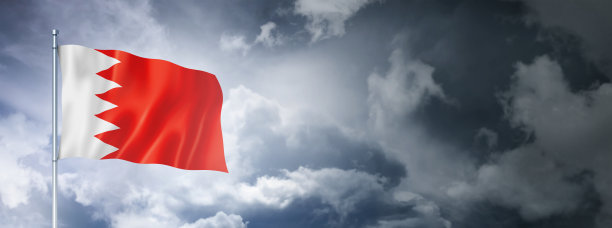 巴林国旗在多云的天空图片下载