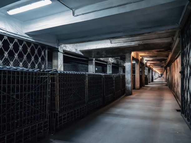 地下酒窖，用于玻璃瓶葡萄酒的储存和成熟。酿酒的概念图片下载