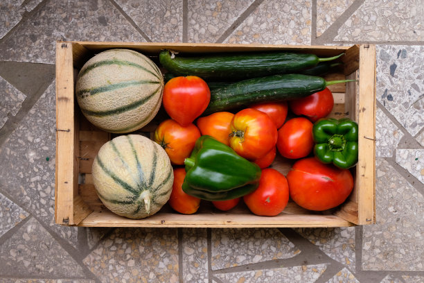 木箱装着普罗旺斯当地的蔬菜。当地的商业支持。图片下载