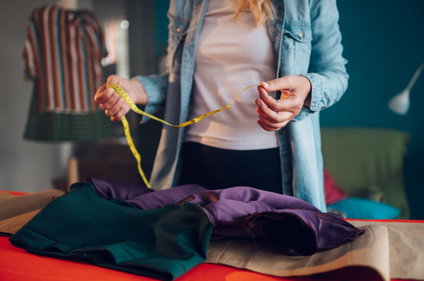 裁缝妇女使用测量仪测量纺织和织物的缝纫图片下载