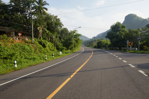 空旷的柏油路通往山上图片下载
