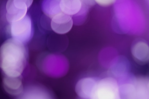 紫色散景模糊的背景，抽象的叶子光和阳光没有焦点。图片下载