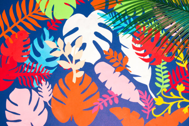 色彩斑斓的丛林树叶在蓝色的背景，创意夏季现代设计，抽象的背景图片下载