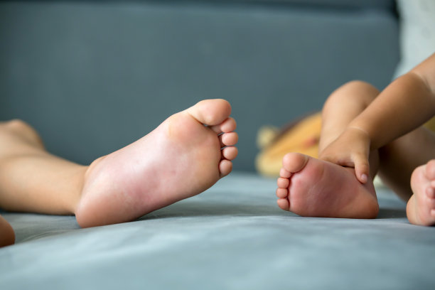 孩子的脚，被蜜蜂蜇图片下载