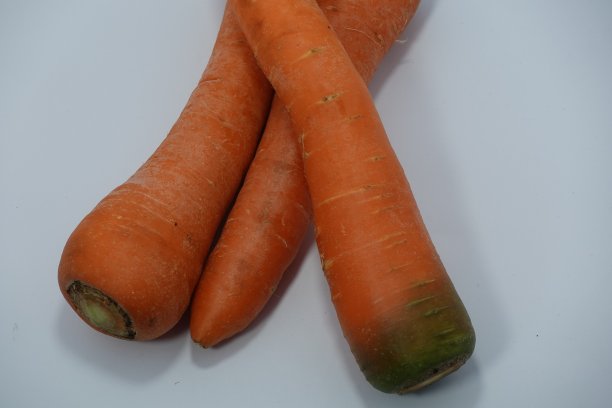 孤立在白色的胡萝卜上。胡萝卜对眼睛健康有益。图片下载