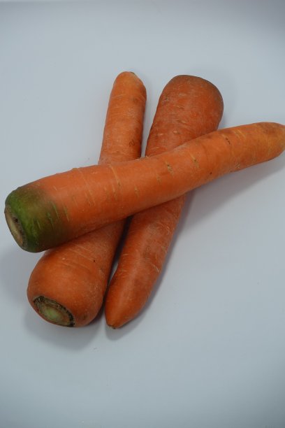 孤立在白色的胡萝卜上。胡萝卜对眼睛健康有益。图片下载