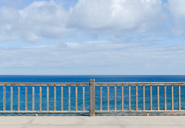 带木质栏杆的阳台或阳台可以俯瞰大海图片下载