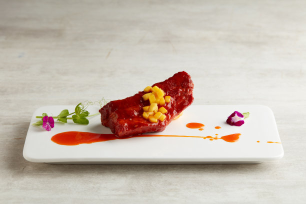 无锡风味米林炖肋排，以灰色为背景图片下载