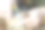在兽医诊所给一只小老狗修剪指甲。图片下载