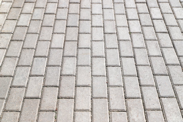 用灰色瓷砖铺成的人行道。选择性对焦照片图片下载