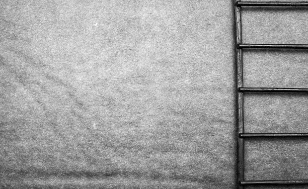 带有文本位置的金属条形格子。金属旧格栅文本纹理背景。图片下载