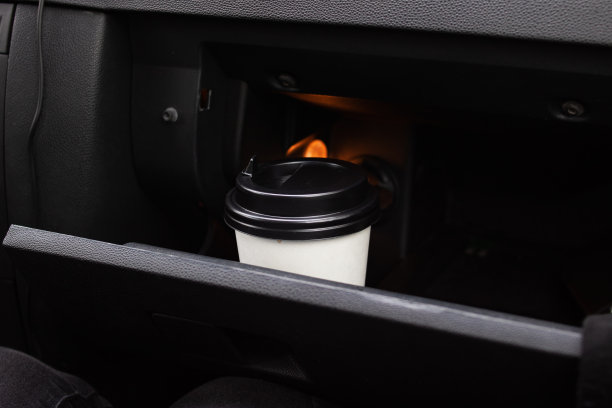 咖啡杯放在汽车杯架上图片下载
