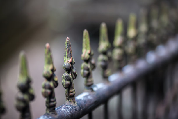 靠近生锈的旧栅栏图片下载