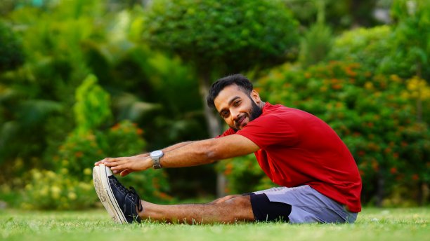 一名男子在印度练瑜伽图片下载
