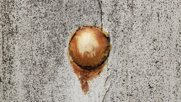 生锈的铆钉在白色木栅栏。图片下载