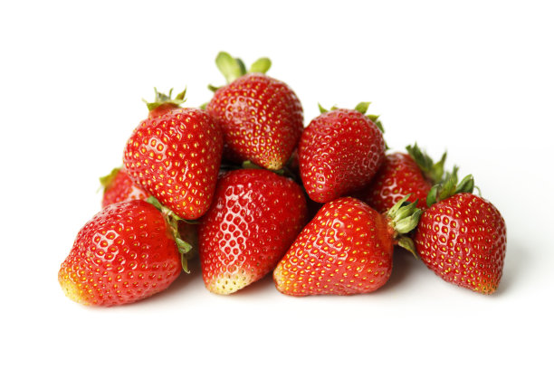 成熟的红草莓，白色底色的绿叶。有选择性的重点。图片下载