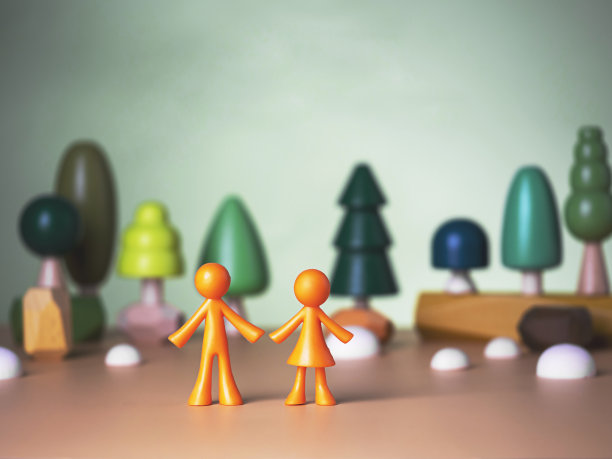 在木制的树木雕像背景上的男人的形象。崇尚自然、生态、尊重自然。和全家人一起旅行。图片下载