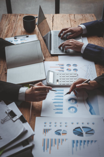 女商人在办公室工作，案头放着文件，做财务报告规划分析，商业投资计划，财务概念分析图片下载