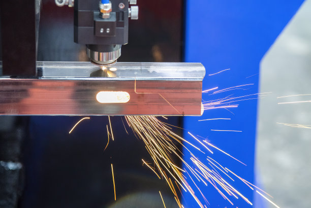 光纤激光切割机切割不锈钢方管。图片下载