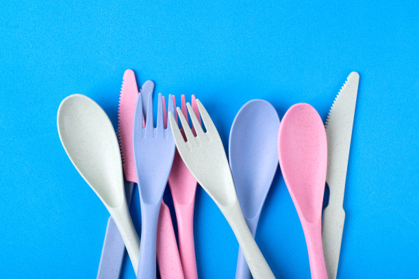 麦秸餐具套装，柔和的颜色图片下载