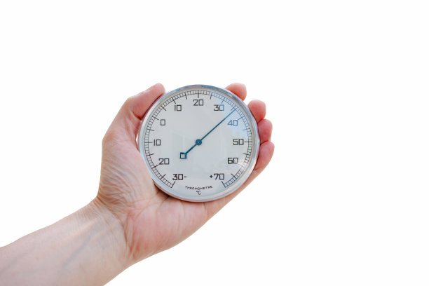 手持温度计。一个女人的手被隔离在白色背景上，测量温度图片下载