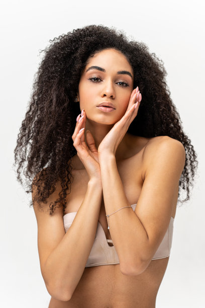 明亮的多种族女士看着孤立在白色背景的相机。积极迷人的女士，大头美女图片下载