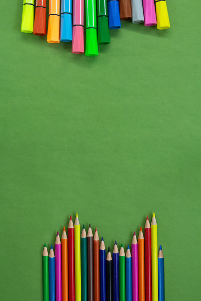 彩色毡尖笔和铅笔在底部和顶部或侧面与空白的绿色文本一行。回到学校概念，画画。本空间图片下载