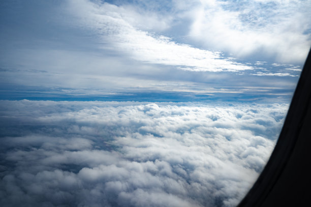 飞机飞行时透过窗户看到的景象图片下载