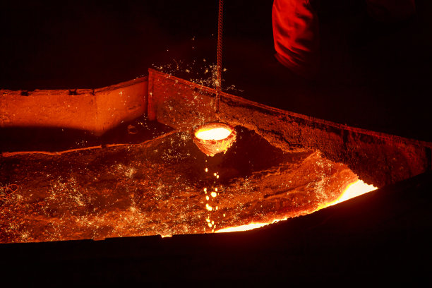 工人在采集铸铁样品。图片下载