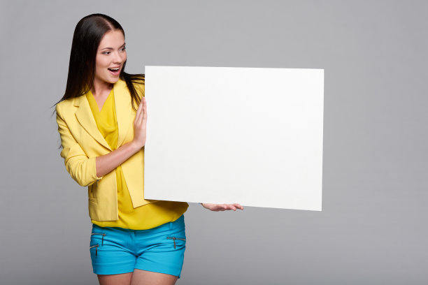 惊讶的女孩拿着空白的白板图片下载