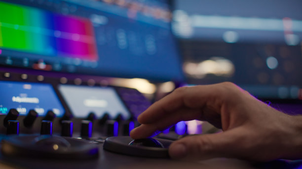 男性编辑在办公桌前的电脑上手工处理镜头图片下载