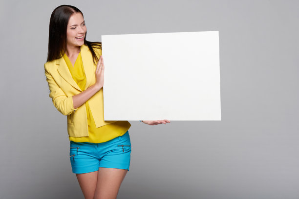 快乐微笑的女孩手里拿着空白的白板图片下载