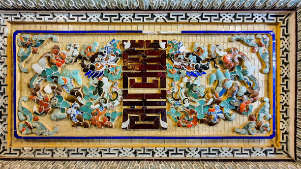 越南顺化开定皇帝陵墓的陶瓷马赛克龙的细节。图片下载