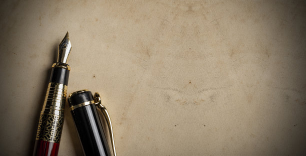 带笔帽的钢笔，写在生锈的旧纸上，有复印空间图片下载